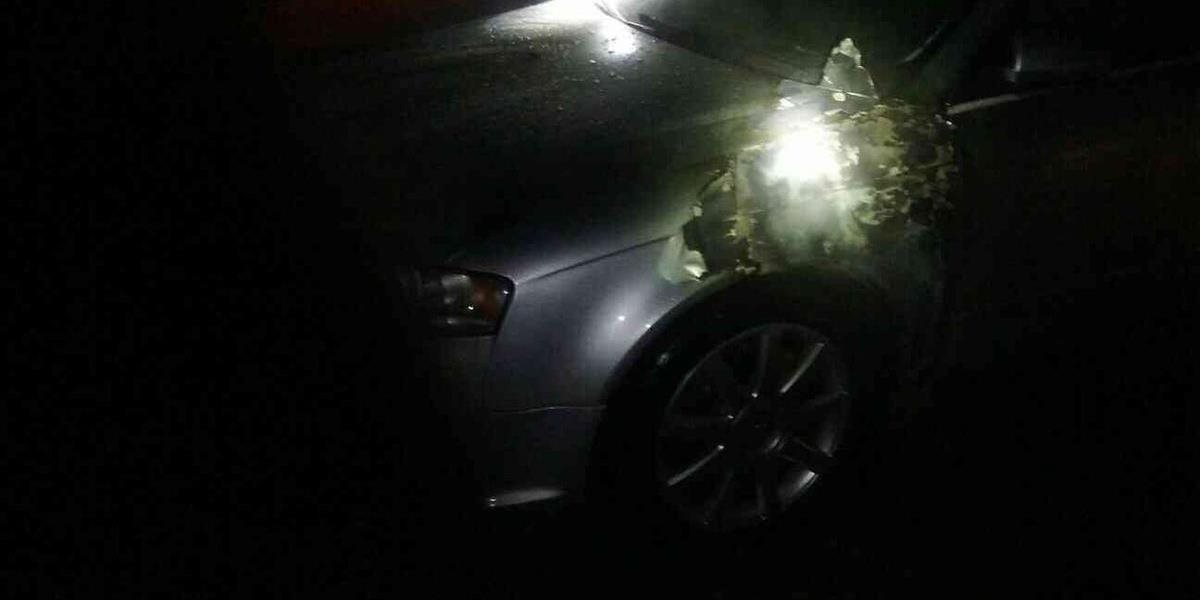 V Seredi na námestí horelo auto: Niekto ho úmyselne podpálil