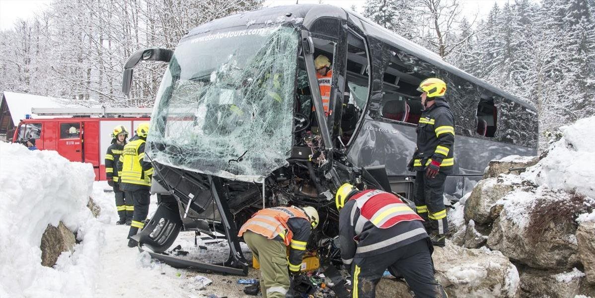 V Rakúsku havaroval autobus s Juhokórejčanmi, vodič je v kritickom stave