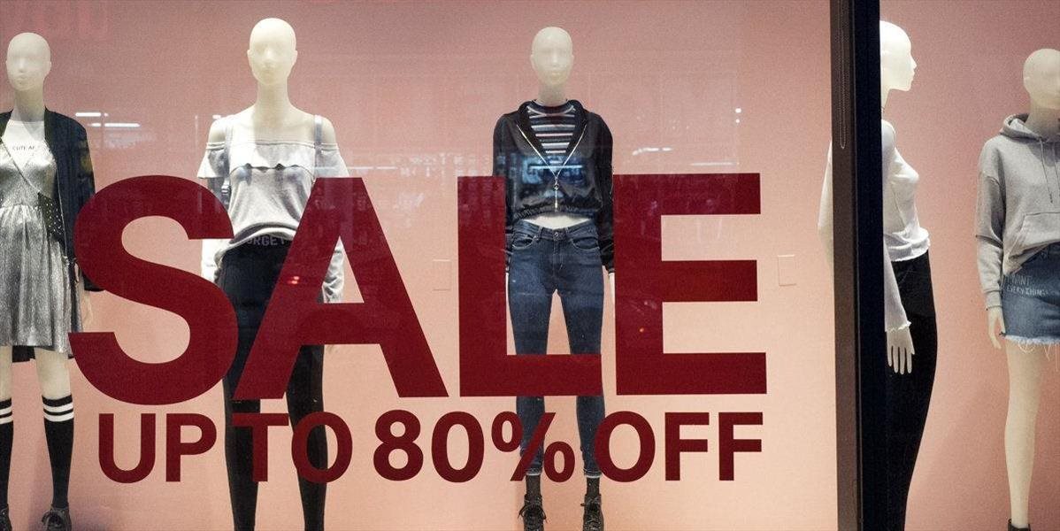 Módny gigant H&M sa dostal do problémov, sklady má plné oblečenia, ktoré nik nechce