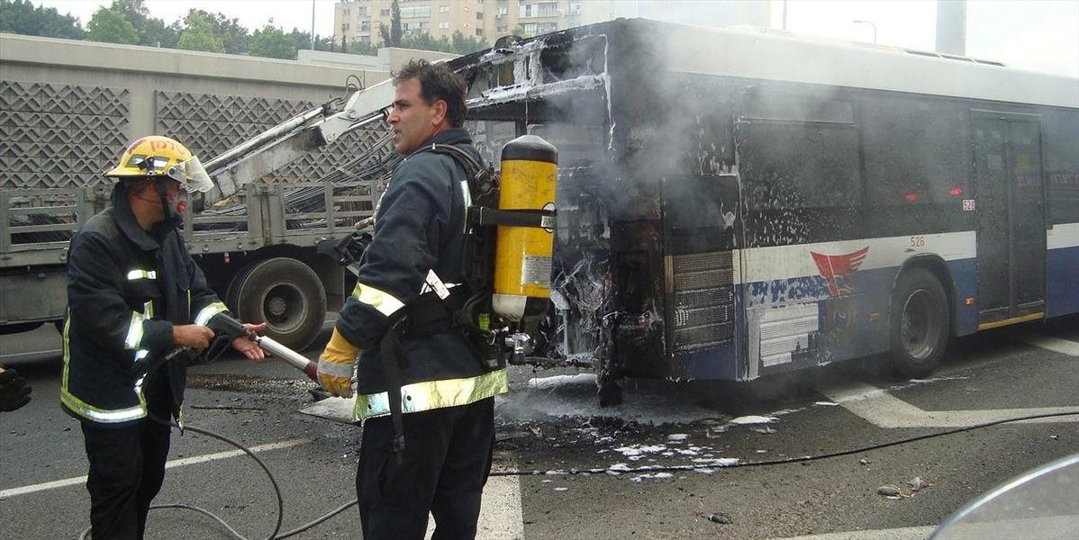 Dvadsať ľudí zahynulo pri požiari autobusu v Thajsku
