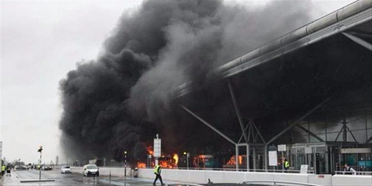 VIDEO Prevádzku letiska Stansted ochromil požiar autobusu