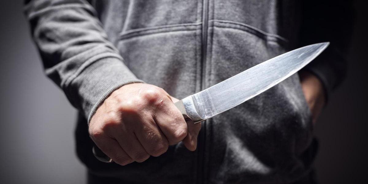 Muž s nožom v ruke prepadol zberňu stávok pri autobusovej stanici