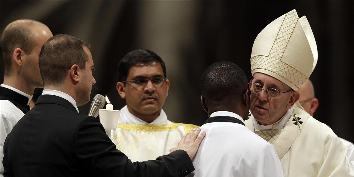 Pápež František počas veľkonočnej vigílie pokrstil migranta z Nigérie