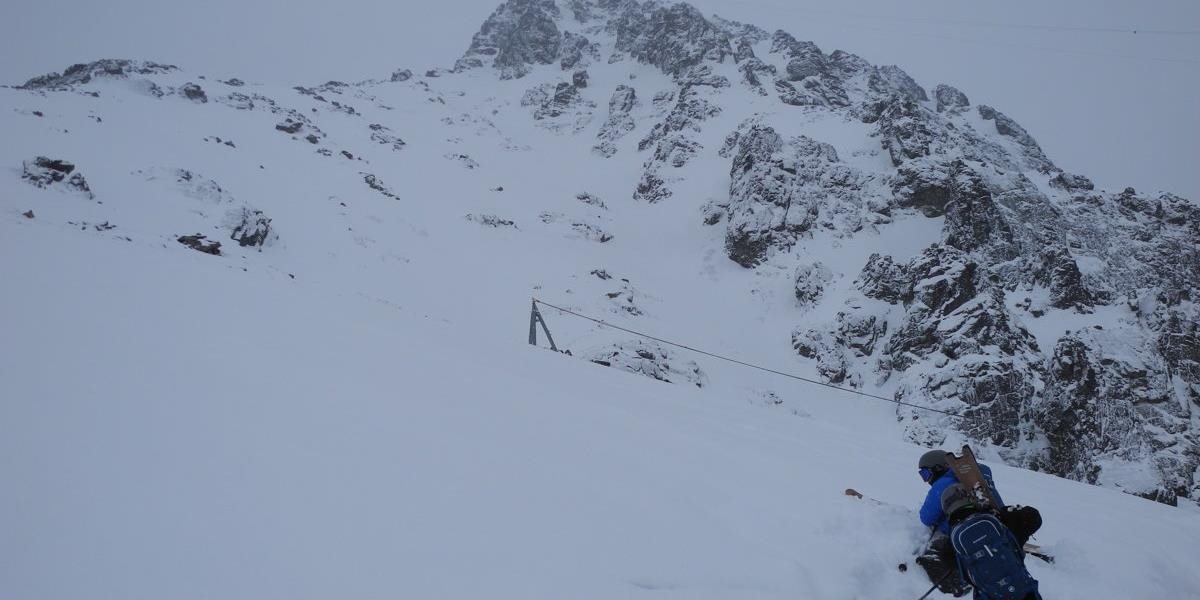 Lavína vo francúzskych Alpách si vyžiadala minimálne jeden život a troch zranených