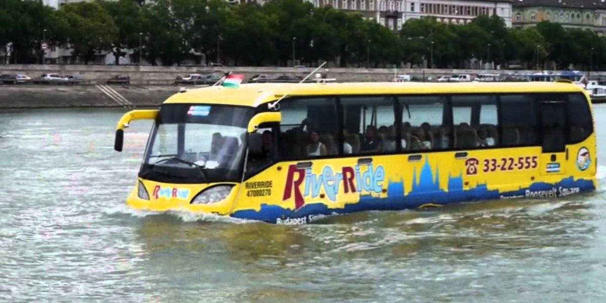 V Budapešti uviazol obojživelný autobus v Dunaji, pasažierov zachraňovali hasiči