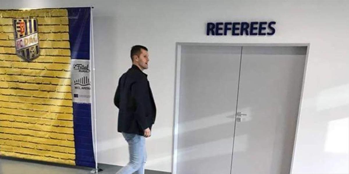 Trnava podala sťažnosť, dôvodom má byť fotografia športového riaditeľa Slovana pred kabínou rozhodcov v Dunajskej Strede