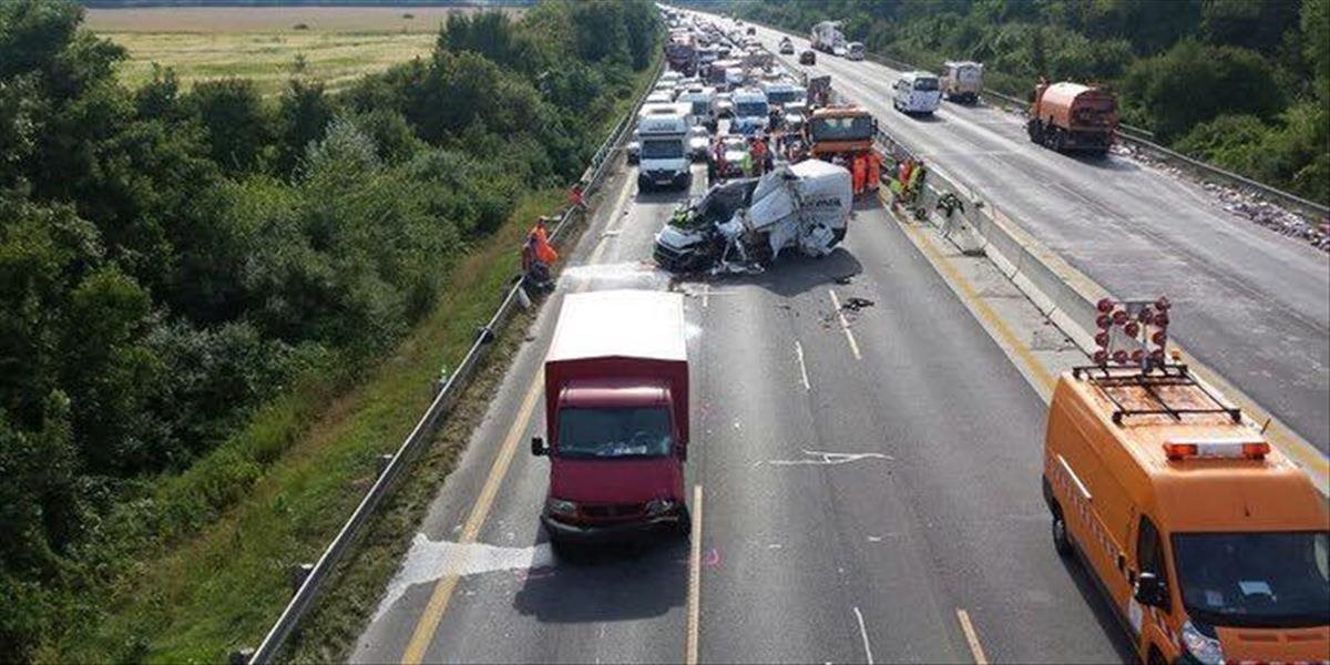 Nehody upchali diaľnicu D1 pri Bratislave, uzavreli ju