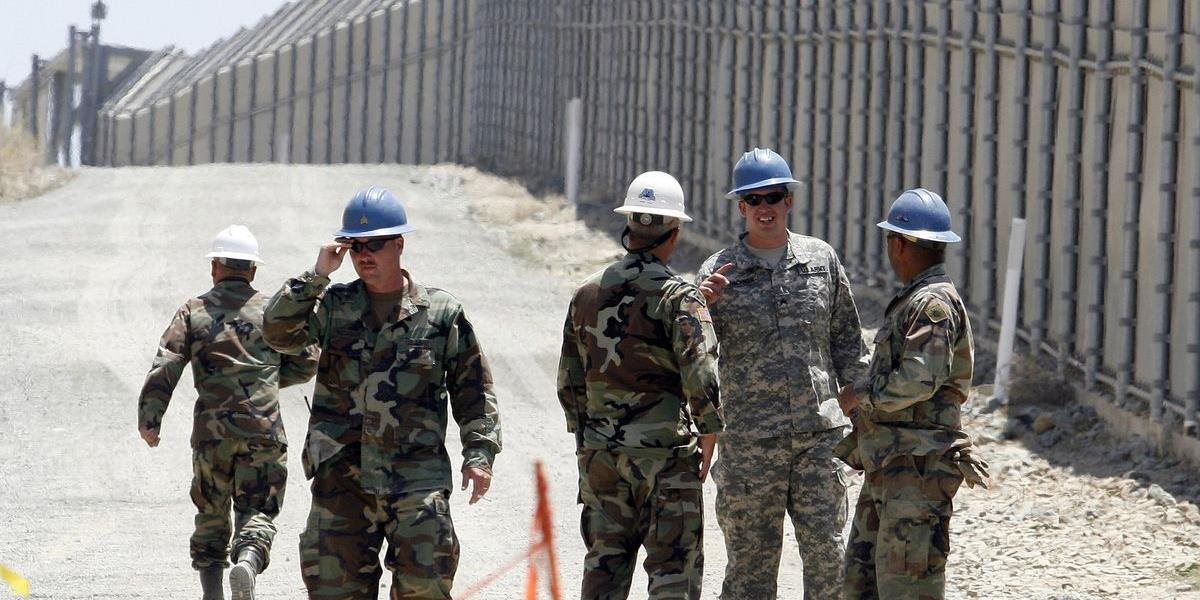 Donald Trump chce, aby hranicu s Mexikom pred postavením múru strážila armáda