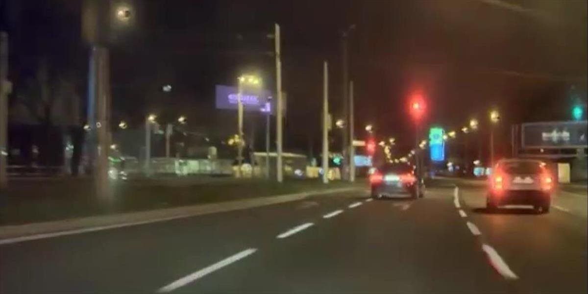 VIDEO Mladá vodička unikala policajtom, zastavil ju až náraz do autobusu MHD
