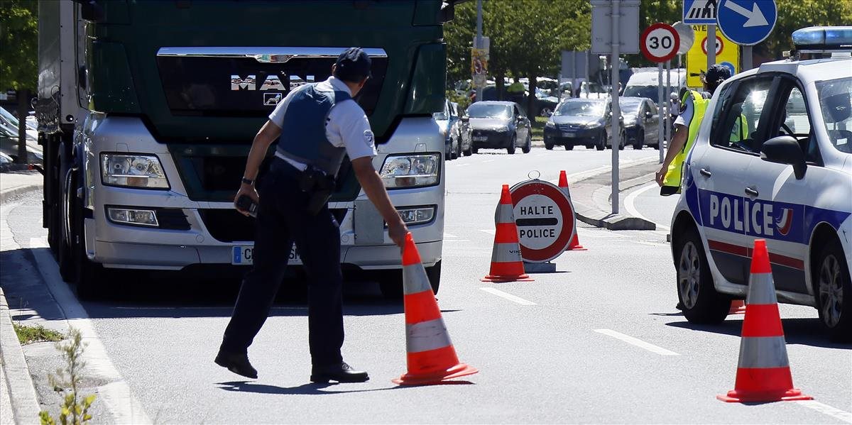 Francúzsko predĺži hraničné kontroly v súvislosti s hrozbou teroru o 6 mesiacov