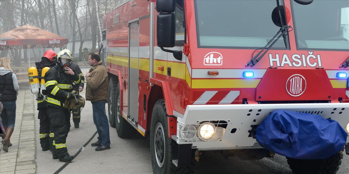 Pri dopravnej nehode sa hasičské vozidlo zrazilo s autobusom
