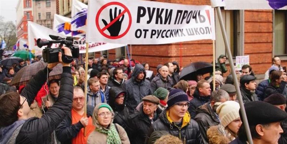 Nahnevaní rodičia vyšli do ulíc Rigy na protest proti reforme v ruských školách Lotyšska