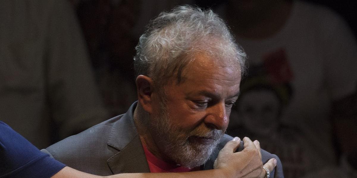 Brazílsky exprezident Lula da Silva sa má dobrovoľne prihlásiť na polícii