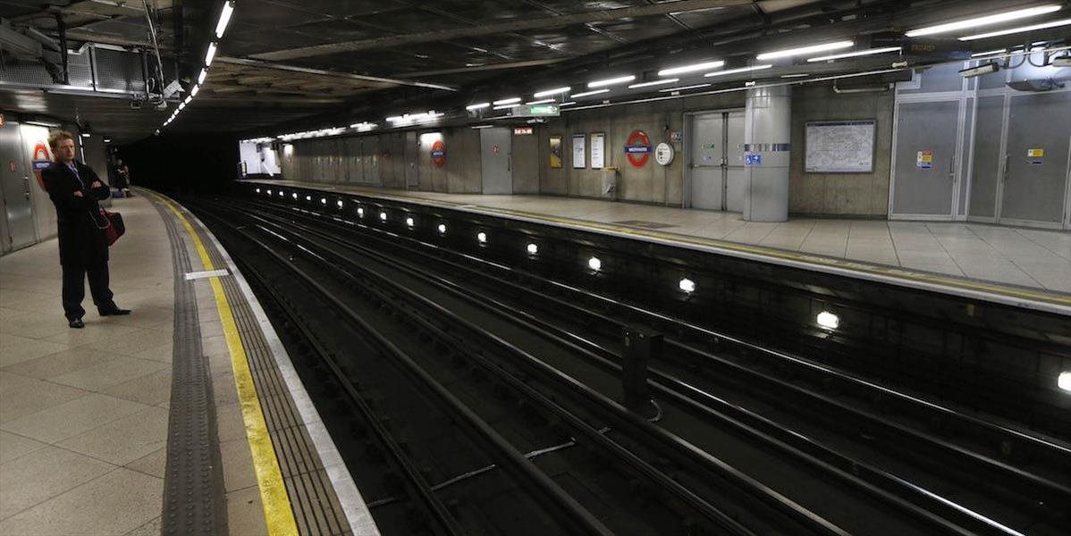 VIDEO Dvaja mladíci sa naťahovali na stanici metra, takmer ich to stálo život!
