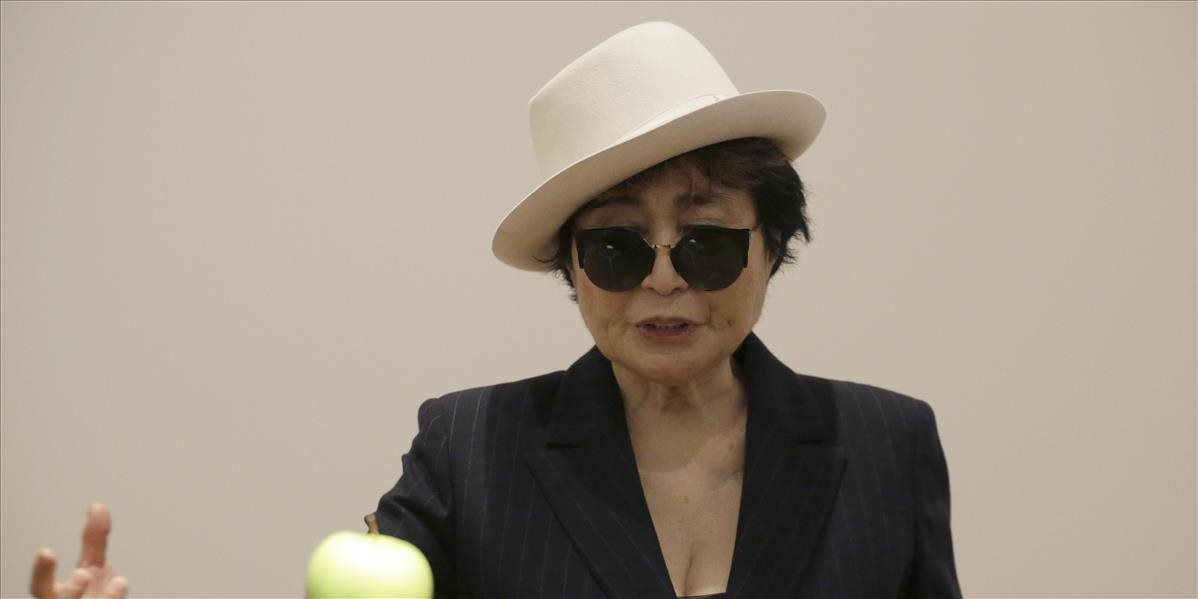 Žena ukradla kameň z interaktívnej inštalácie Yoko Ono