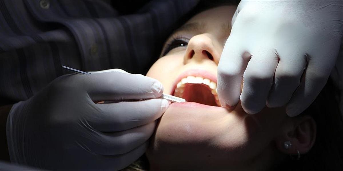 Parodontitídu ľudia podceňujú, hoci ich to môže stáť zuby