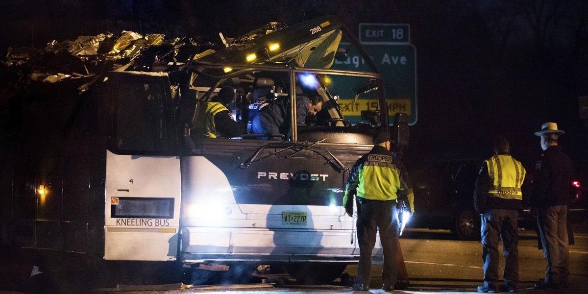 FOTO+ VIDEO Stredoškoláci v USA utrpeli zranenia, keď ich autobus narazil do nadjazdu