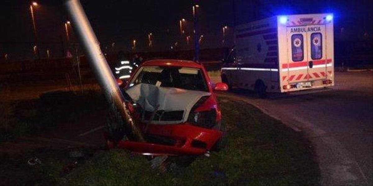 V Bratislave narazil taxík s pasažiermi do stĺpa!