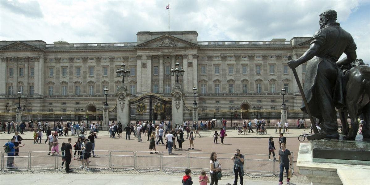 Pred Buckinghamským palácom zatkli vodiča dodávky