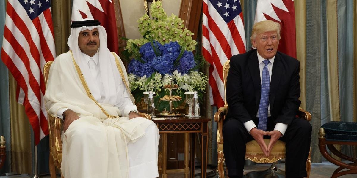 Donald Trump privíta vo Washingtone emira Kataru
