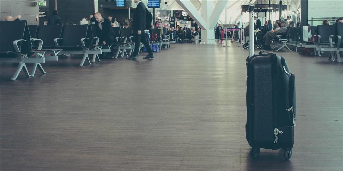 FOTO Seniorka vystrašila cestujúcich na letisku nápisom na taške. Nečudo