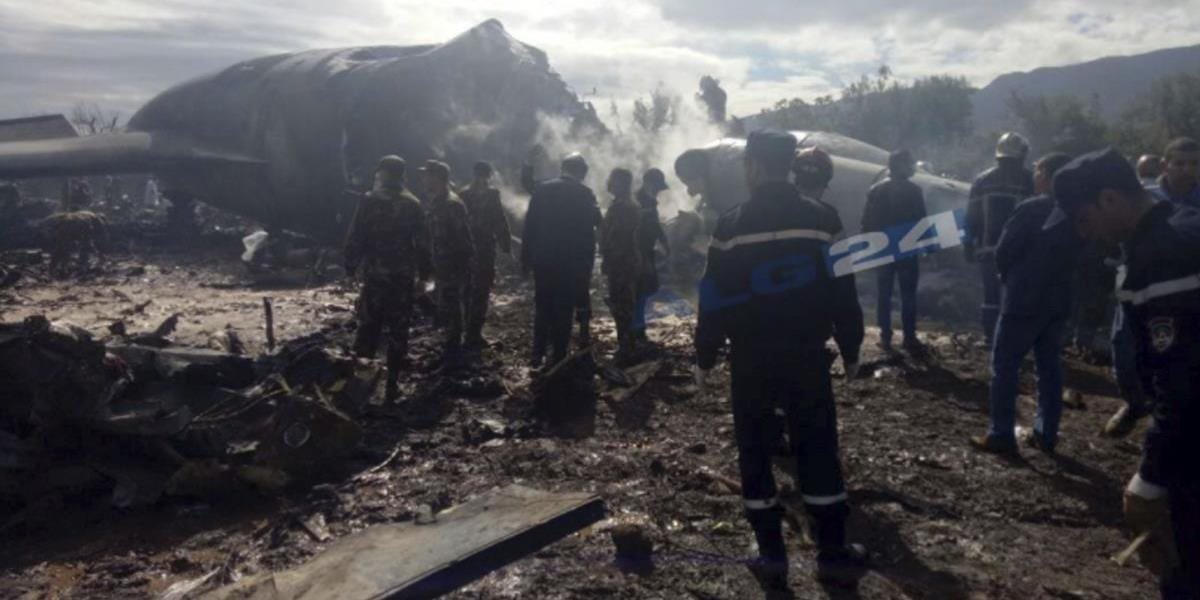 Aktualizované FOTO V Alžírsku sa zrútilo vojenské lietadlo, ministerstvo obrany potvrdilo 257 obetí