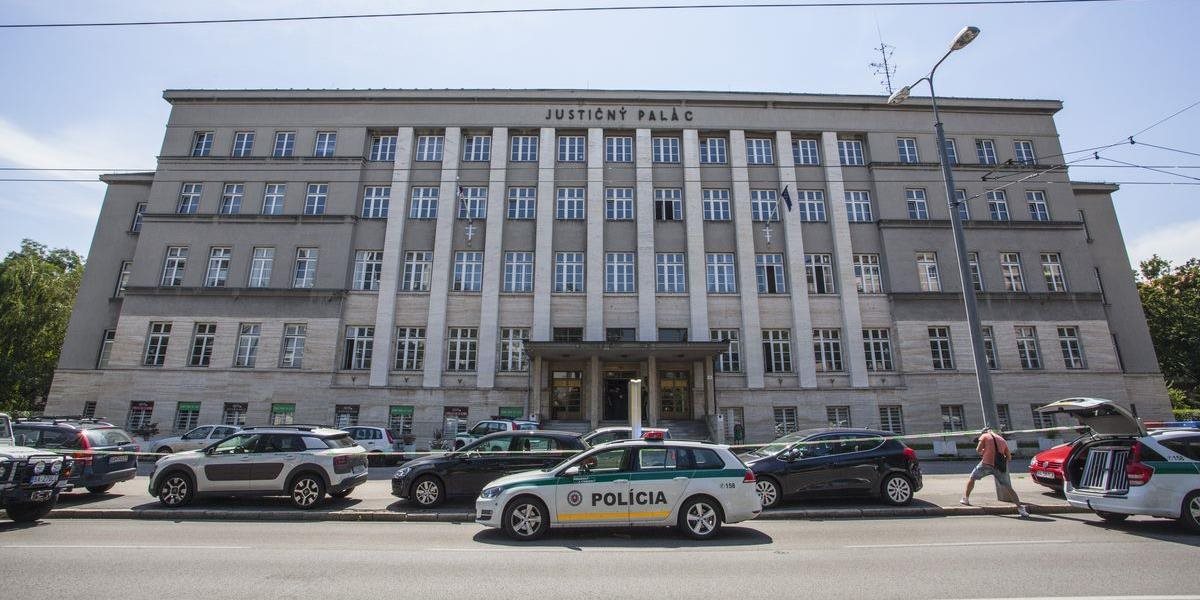 Viaceré slovenské súdy po nahlásení bomby vo štvrtok evakuovali