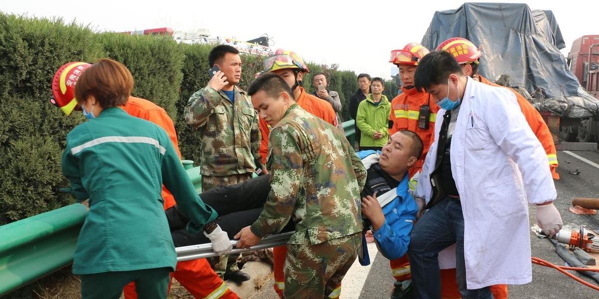 V Číne vybuchlo nákladné auto, nehodu neprežilo sedem ľudí