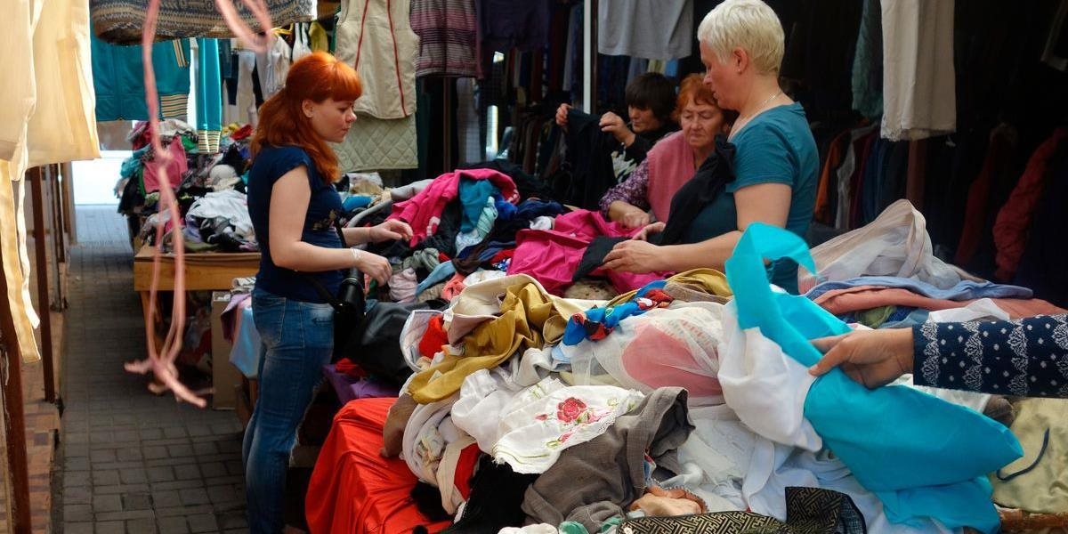 V lete chodí z Donbasu do hlavnej časti Ukrajiny na nákupy 30-tisíc ľudí denne: Vláda tým chce zabrániť humanitárnej katastrofe