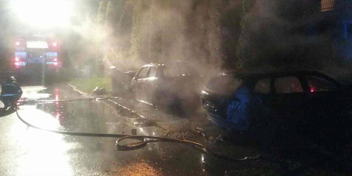 FOTO V Kútnikoch horeli dve autá, škodu vyčíslili na 20-tisíc eur