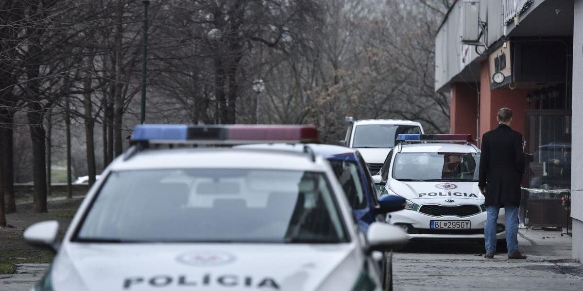 V bývalých kasárňach v Dubnici nad Váhom našli hasiči dvoch mŕtvych ľudí
