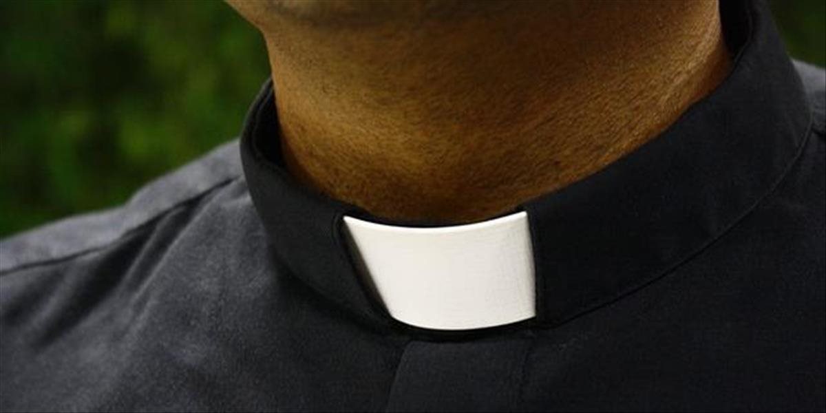 Írski biskupi nevylúčili možnosť, že by kňazi s deťmi mohli zostať v službe