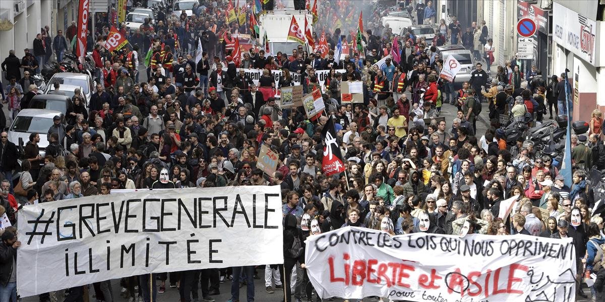 Deväť policajtov vo Francúzsku utrpelo zranenia pri stretoch s demonštrantmi