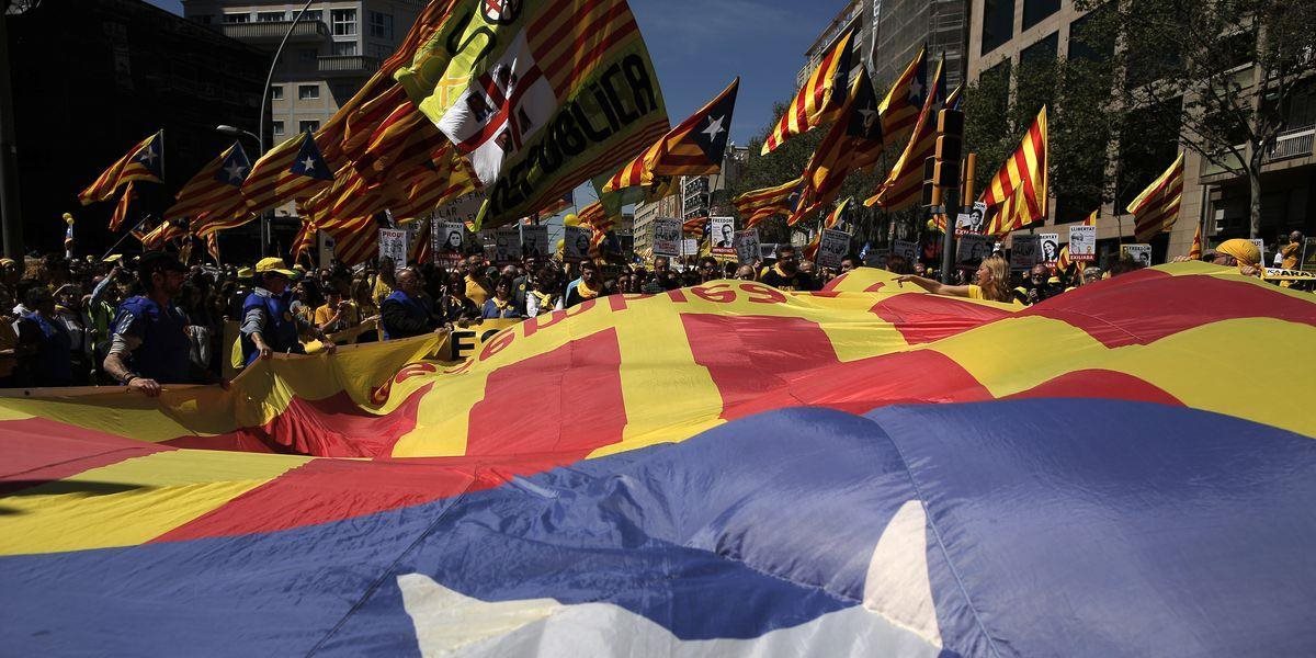 FOTO Do ulíc Barcelony vyšli státisíce ľudí na podporu separatistických politikov