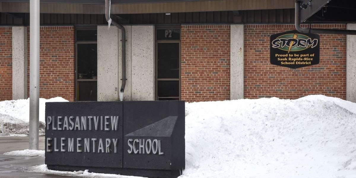 Osemročný chlapec v USA útočil v škole nožom na spolužiakov, traja sú zranení