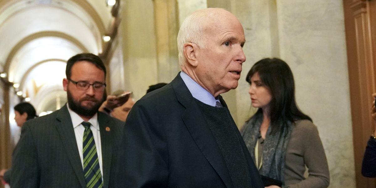 Senátor McCain podstúpil operáciu pre infekciu v črevnom trakte