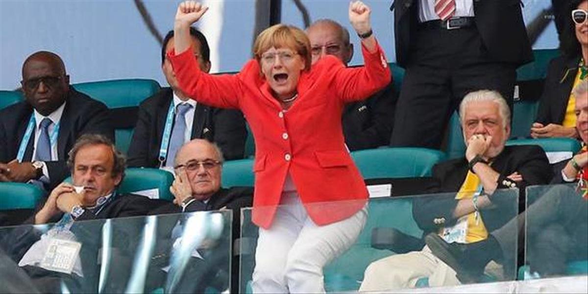 Merkelová je veľkou futbalovou fanúšičkou, tentoraz dostala nemecký dres s číslom 4