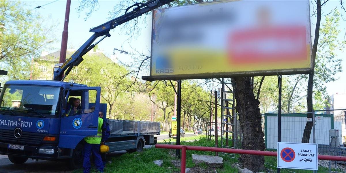 VIDEO Bratislava začala odstraňovať nelegálne reklamné zariadenia