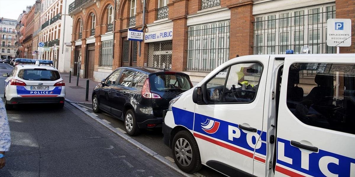 Policajti zadržali vo Francúzsku úplne zahalenú ženu. Napadli ich migranti a začala mela