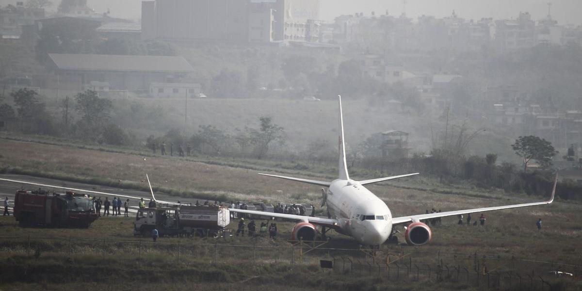 FOTO Lietadlo v Nepále skĺzlo z dráhy, medzinárodné letisko uzavreli