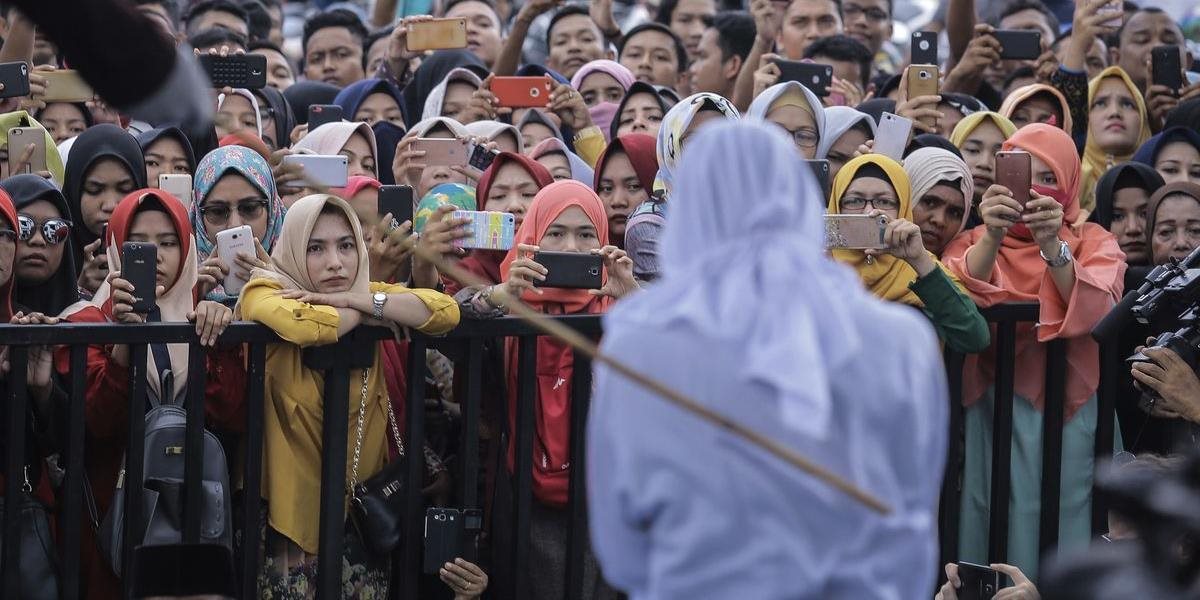 Nemanželské dvojice v Indonézii potrestali za flirtovanie verejným palicovaním