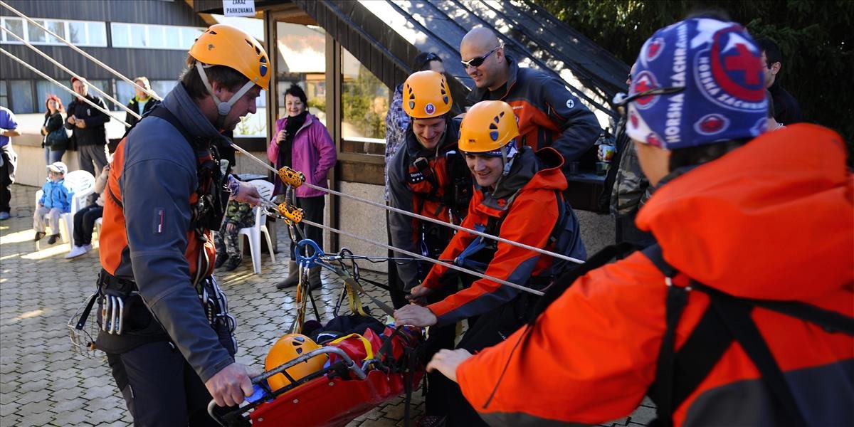 Horskí záchranári pomáhali žene, ktorá utrpela zranenie neďaleko Chaty na grúni