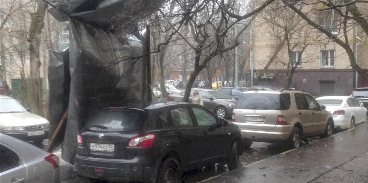 Silná búrka v Moskve zabila dieťa a zranila 17 ľudí