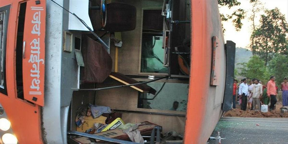 VIDEO Vážna nehoda autobusu v KĽDR si vyžiadala 36 obetí, prevažne Číňanov