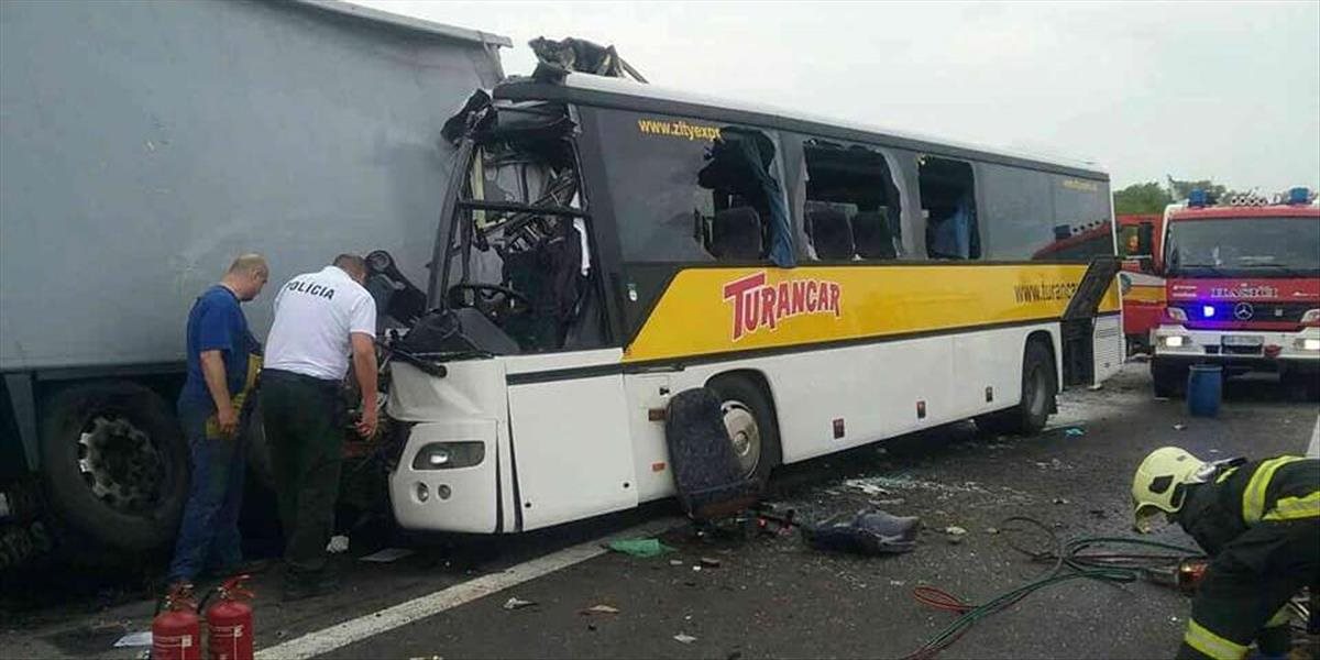 FOTO Nehoda nákladného auta a autobusu na R1 pri Badíne si vyžiadala smrť dvoch ľudí