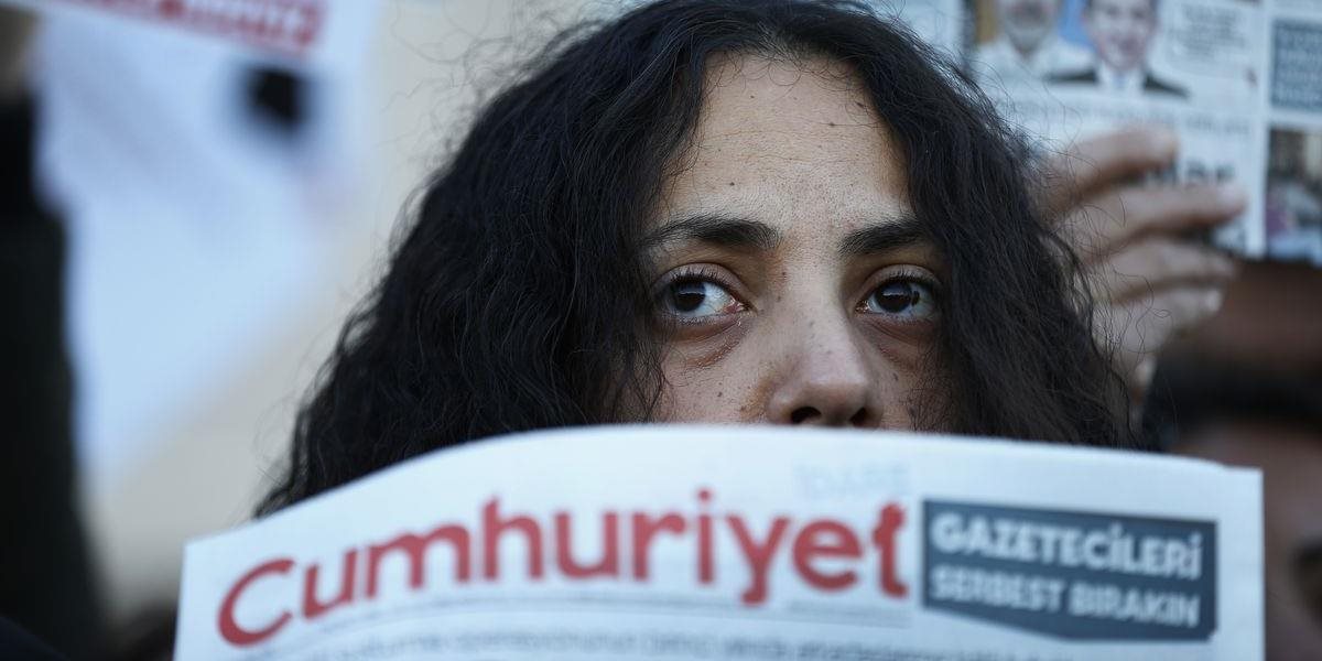 Turecký súd stanovil väzenské tresty 14 zamestnacom denníka Cumhuriyet