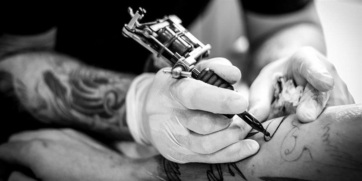 FOTO + VIDEO Žena si nechala urobiť zdanlivo pozitívne tetovanie, ak ho však prečítate opačne, zhrozíte sa