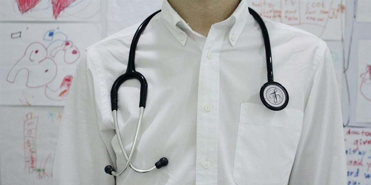 Mladík so stetoskopom sa vydával za lekára: V najprestížnejšej nemocnici pôsobil päť mesiacov a nikto si to nevšimol