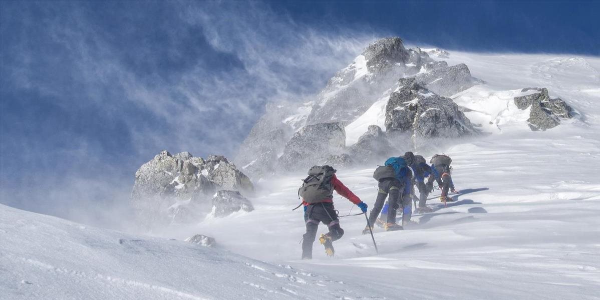 Vo švajčiarskych Alpách zahynuli štyria turisti, ďalší piati bojujú o život