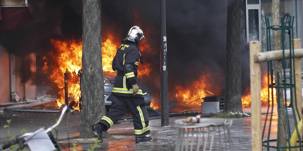 VIDEO + FOTO Ľavicoví extrémisti rozpútali v Paríži peklo. Vo väzbe skončilo 109 ľudí